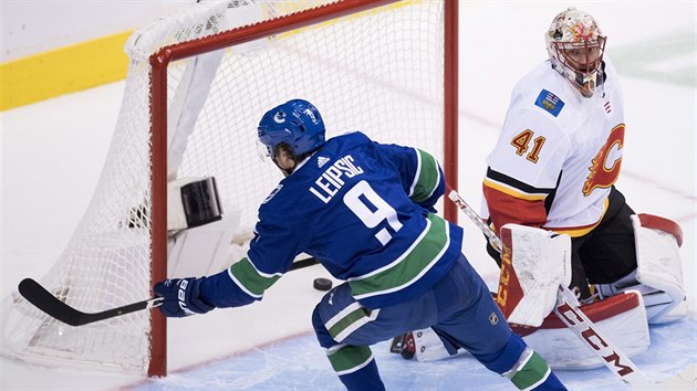 Brendan Leipsic (9) z Vancouveru se prosadil v zpase s Calgary, kdy pekonal Mika Smithe.