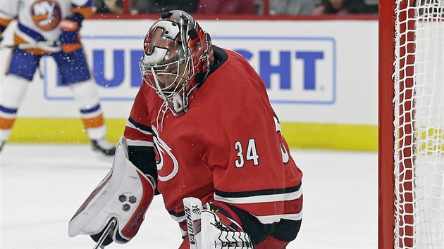 esk glman Petr Mrzek z Caroliny zasahuje v utkn s NY Islanders.