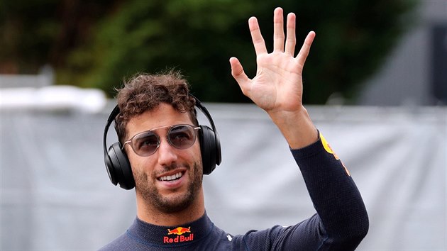 Daniel Ricciardo ze stje Red Bull zdrav japonsk fanouky.