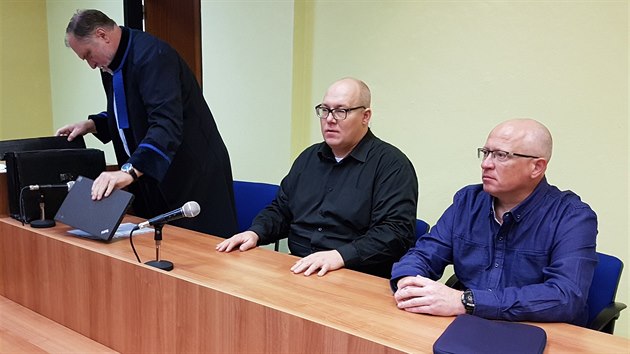 Znm prask advokt Tom Sokol (zleva) zastupuje obalovan Jana Doskoila a Vclava Macala.