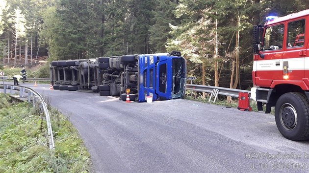Nehoda kamionu zablokovala silnici mezi pikem a Hojsovou Str na Klatovsku.