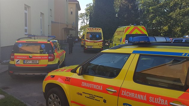 Z�chran��i i hasi�i vyjeli do Z�kladn� �koly v Chot�ov�, kde se d�tem ud�lalo nevolno po intoxikaci nezn�mou l�tkou. (5. 10. 2018)