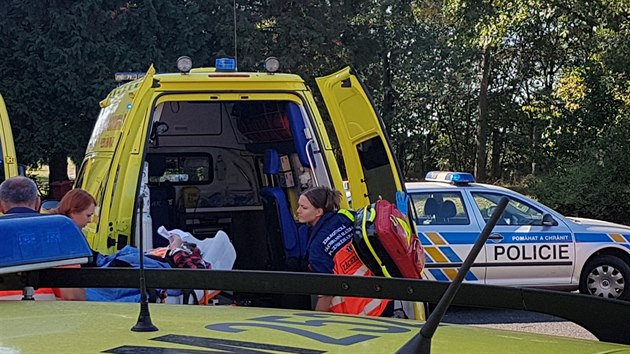 Z�chran��i odv�ej� d�ti, kter�m se ud�lalo nevolno po nad�ch�n� zat�m nezn�m� l�tky. (5. 10. 2018)