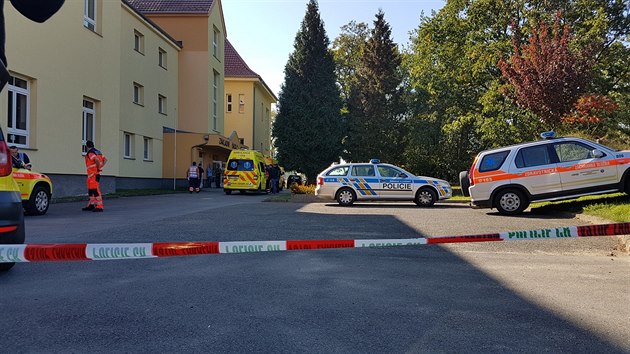 Z�chran��i zasahovali v chot�ovsk� z�kladn� �kole. T�in�ct ��k� se nad�chalo l�tky, kter� u nich vyvolala zdravotn� pot�e. (5. 10. 2018)