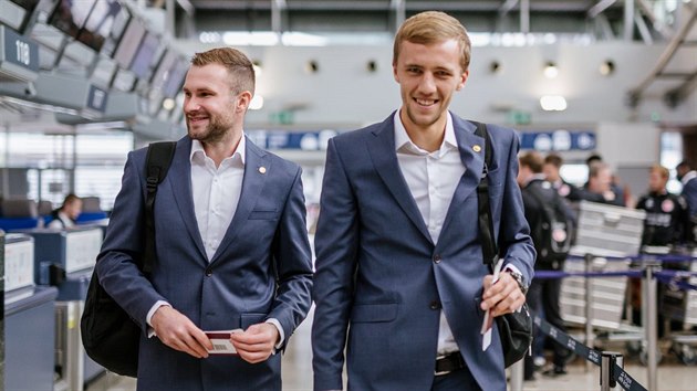 Slvistist Tom Souek (vpravo) a Ondej Kol na praskm letiti ped cestou do Petrohradu na zpas Evropsk ligy.