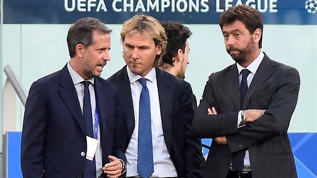 Sportovní ředitel Juventusu Fabio Paratici, viceprezident klubu Pavel Nedvěd a prezident Andrea Agnelli diskutují před začátkem utkání s Young Boys Bern.
