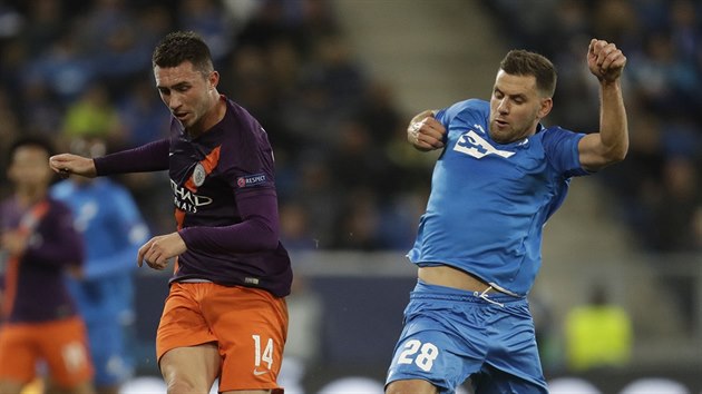 tonk Adam Szalai z Hoffenheimu se pokou zastavit pihrvku, kterou ze sv kopaky vysl Aymeric Laporte, obrnce Manchesteru City.