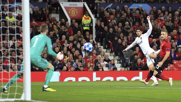 Valencijsk zlonk Goncalo Guedes (v blm) stl na brnu Manchesteru United v zpase Ligy mistr.