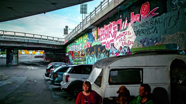 Tnov. Mekka praskch sprejer je legln plochou u od roku 1993. Dokonce zde vznikl i videoklip o graffiti, ve kterm si samotn writei zahrli. Jednou z nich byla i vtvarnice Lela Geislerov.