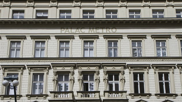 Palc Metro. Manel Vclav a Otilie Kleinhamplovi koupili dm v roce 1919 a trvalo ti roky, ne se pustili do rozshl pestavby. Oslovili architekty Frantika Kavalra a Karla E. Orta a o devt let pozdji se dokali ptipodlanho palce.