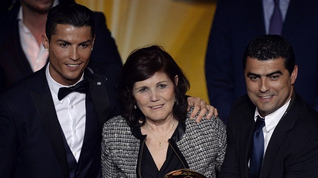 Cristiano Ronaldo, syn Cristiano, matka Maria Dolores dos Santos Aveiro a bratr Hugo (Curych, 12. ledna 2015)