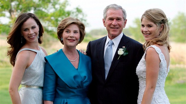 George Bush, jeho manelka Laura a jejich dcery Barbabra a Jenna (Crawford, 11. kvtna 2008)