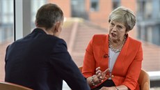 Britská premiérka Theresa Mayová hovoí s redaktorem BBC. (30. záí 2018)