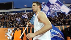 TO BEJVÁVALY ČASY. Radek Šírl s fanoušky Zenitu Petrohrad na starém stadionu...