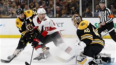 Patrice Bergeron z Bostonu se snaí zabránit doráce Zacka Smithe z Ottawy. Ve...