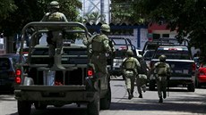Mexičtí vojáci při zásahu proti městským policistům v Acapulku. (25. září 2018)