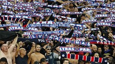 Fanouci PSG povzbuzují svj celek v prbhu utkání proti fotbalistm Crvené...