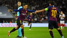 Coutinho z Barcelony (vlevo) se spolen s Lionelem Messim raduje ze...