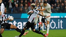 Cristiano Ronaldo z Juventusu stílí na bránu pes Valona Behramiho z Udine.
