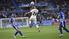 Dani Ceballos z Realu Madrid hlavikuje v utkání proti Alavési.