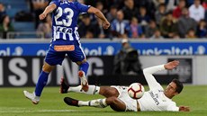 Raphael Varane z Realu Madrid zastavuje útok, který vedl Jony z Alavési.