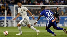 Útoník Realu Madrid Karim Benzema uniká Mubaraku Wakasovi z Alavési.