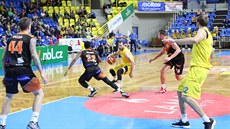 Opavský basketbalista Radim Kleka hledá cestu k ústeckému koi. 