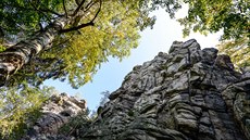 Rozloitý skalní masiv Drátníku se vypíná na okraji lesa nad Blatinami,...