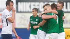 Fotbalisté Jablonce oslavují gól v utkání proti Slovácku.