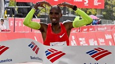 Britský vytrvalec Mo Farah probíhá cílem Chicagského maratonu.