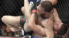 Nejdřív zlomil McGregora. Pak běsnící Rus udělal MMA světovou ostudu -  iDNES.cz