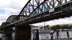 �elezni�ní most spojující pra�ský Smíchov s Výtoní. (zá�í 2018)