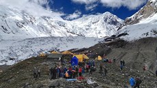 Po pádu laviny zemelo pi výstupu na vrchol himalájské hory Manáslu devt...