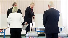 Prezident Milo Zeman s manelkou odevzdali volební lístky v praské Z...