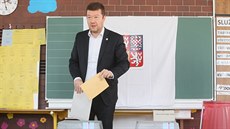 Předseda SPD Tomio Okamura odevzdal hlasovací lístky na základní škole v...
