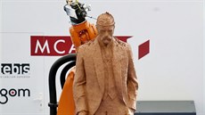 Robot tvoící sochu TGM na strojírenském veletrhu v Brn