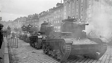 Říjen 1938: Polské tanky v Českém Těšíně před hotelem Piast.