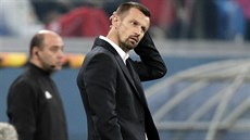 Petrohradský trenér Sergej Semak nechápe, co pedvádí jeho tým v prvním...