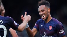 Pierre-Emerick Aubameyang z Arsenalu slaví se spoluhrái jeden ze svých dvou...