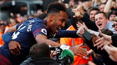 Gabonský útoník Pierre-Emerick Aubameyang z Arsenalu slaví s fanouky jeden ze...