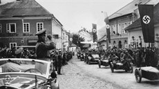 Vojenská přehlídka ve Volarech, vlevo v autě stojí generálporučík Hartmann.