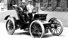Edison (vlevo) v aut firmy Bailey Electric vybaveném jeho baterií. Vedle nj...