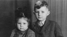 Na snímku z roku 1945 je estiletý Mirek Steiner se svou tyletou sestrou...