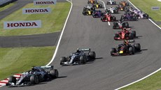 Lewis Hamilton vede startovní pole po startu ve Velké cen Japonska formule 1.