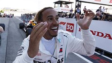 Lewis Hamilton v euforii po triumfu ve Velké ceně Japonska formule 1.