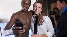 Francouzský prezident Emmanuel Macron pózuje s mladíkem k selfíku ve...
