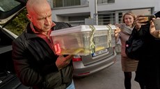 Odborník Tomá Bublík ukazuje odchycenou mambu zelenou (5.10.2018).