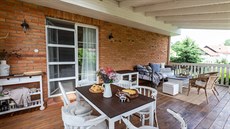 Centrem rodinného �ivota v dom� je v lét� velká terasa, v zim� se d�ní p�esouvá...