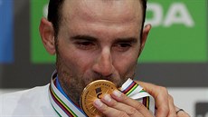 Alejandro Valverde líbá zlatou medaili.