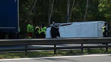 Nákladní auto na dálnici D11 se po nehod s kamionem obrátilo na bok....